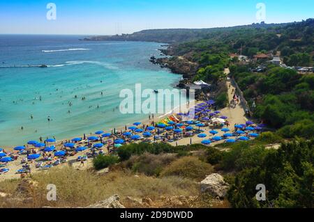 Menschen am berühmten Strand von Konnos Bay Beach, Ayia Napa. Bezirk Famagusta, Zypern. Die besten Strände Zyperns - Konnos Bay im Cape Greko Nationalpark Stockfoto