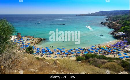 Menschen am berühmten Strand von Konnos Bay Beach, Ayia Napa. Bezirk Famagusta, Zypern. Die besten Strände Zyperns - Konnos Bay im Cape Greko Nationalpark Stockfoto