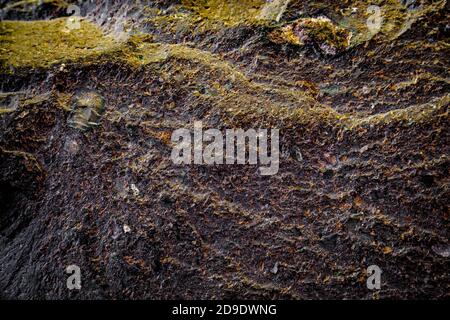 Steine Textur und Hintergrund. Felsstruktur. Dunkelgraue schwarze Schieferstruktur Stockfoto