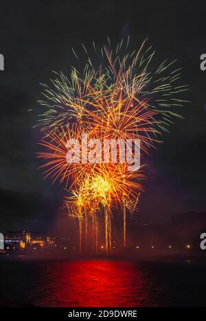 Abstrakt gefärbtes Feuerwerksobjekt. Verschiedene Farben Mix Feuerwerk oder Feuerwerkskörper Burst. Feiern Sie Urlaub Reise Nacht im Freien Stockfoto