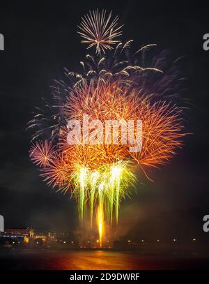 Abstrakt gefärbtes Feuerwerksobjekt. Verschiedene Farben Mix Feuerwerk oder Feuerwerkskörper Burst. Feiern Sie Urlaub Reise Nacht im Freien Stockfoto