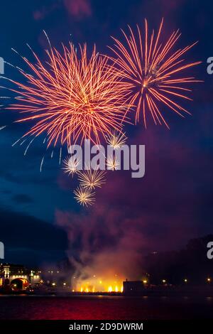 Abstrakt gefärbtes Feuerwerksobjekt. Verschiedene Farben Mix Feuerwerk oder Feuerwerkskörper Burst. Feiern Sie Urlaub Reise Nacht im Freien Stockfoto