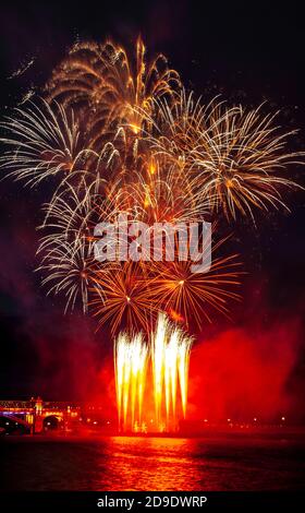 Abstrakt gefärbtes Feuerwerksobjekt. Verschiedene Farben Mix Feuerwerk oder Feuerwerkskörper Burst. Feiern Sie Urlaub Reise Nacht im Freien Stockfoto