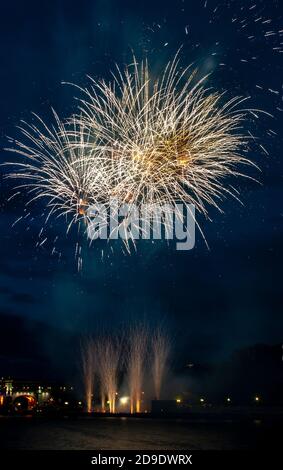 Abstrakt gefärbtes Feuerwerksobjekt. Verschiedene Farben Mix Feuerwerk oder Feuerwerkskörper Burst. Feiern Sie Urlaub Reise Nacht im Freien Stockfoto