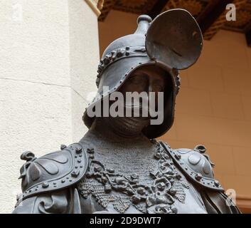 Skulptur von König Arthur alte Metallstatue. Mittelalterliche Ritter Rüstung in voller Größe stehenden Krieger. Orden der Tempelritter und eine eiserne Ritterrüstung Stockfoto