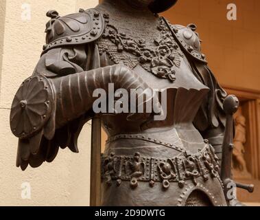 Skulptur von König Arthur alte Metallstatue. Mittelalterliche Ritter Rüstung in voller Größe stehenden Krieger. Orden der Tempelritter und eine eiserne Ritterrüstung Stockfoto
