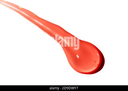 Blut tropft unten Makro auf weißem Hintergrund. Ein dunkelroter Farbstoff/Tinte verschüttet auf einer weißen Oberfläche Blut Tropfen Design auf einem weißen Hintergrund Stockfoto