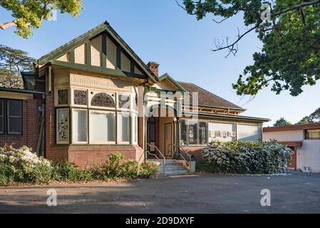 Jetzt ein Kinderbetreuungszentrum dieses ehemalige Federation Bungalow Stil Haus in Gordon, New South Wales, Australien stammt aus dem frühen 20. Jahrhundert Stockfoto