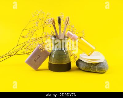 Zero Waste Beauty Routine Produkte auf gelb Stockfoto