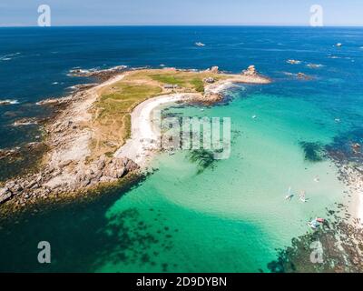 Luftaufnahme der Insel Stagadon in der aber Wrac'h Mündung, entlang der Küste von Abers. Strand mit grünem und kristallklarem Meer Stockfoto