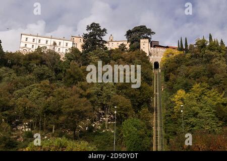 Blick auf Castelbrando Burg auf einem Hügel in einem bewölkten Tag Cison di Valmarino Italien Stockfoto