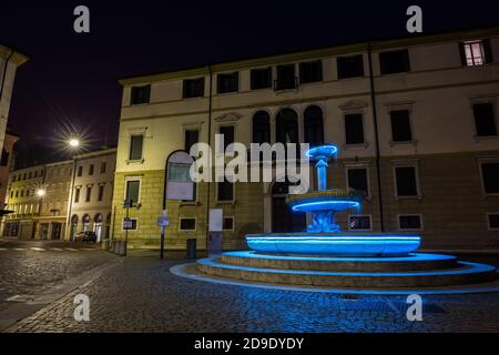 Brunnen in blau im Stadtzentrum bei Nacht Treviso beleuchtet Italien Stockfoto