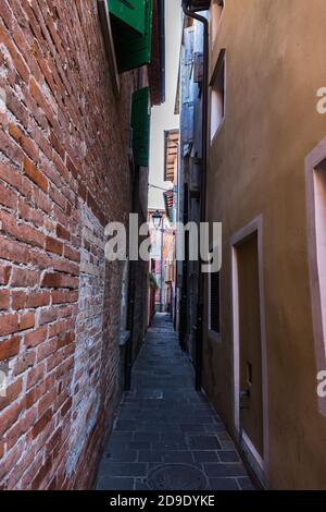 Enge Passage zwischen alten Gebäuden im Stadtzentrum. Caorle Italien Stockfoto