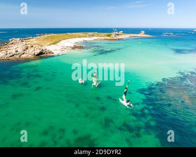 Luftaufnahme der Insel Stagadon in der Mündung von aber Wrac'h, entlang des Küstengebiets „cote des Abers“ (Bretagne, Nordwestfrankreich). Segelboote, Stockfoto
