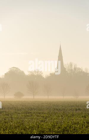 Über, Cambridgeshire, Großbritannien. November 2020. Der Kirchturm von Over Church erhebt sich an einem nebligen und frostigen Herbstmorgen hoch über der flachen Fenlandlandschaft. Kredit: Julian Eales/Alamy Live Nachrichten Stockfoto