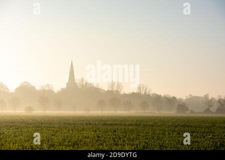 Über, Cambridgeshire, Großbritannien. November 2020. Der Kirchturm von Over Church erhebt sich an einem nebligen und frostigen Herbstmorgen hoch über der flachen Fenlandlandschaft. Kredit: Julian Eales/Alamy Live Nachrichten Stockfoto