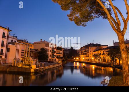 Blick auf Damm und Sile Fluss von der Brücke bei Sonnenaufgang. Treviso Italien Stockfoto