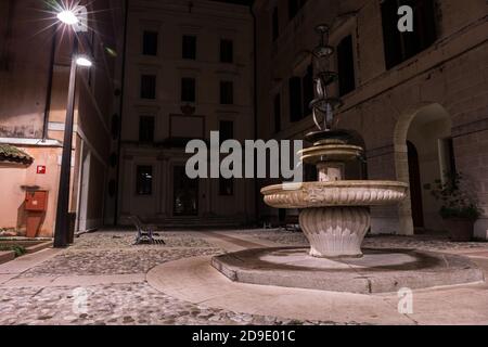 Brunnen vor dem Eingang der Universität auf Dogana Platz in der Nacht. Treviso Italien Stockfoto