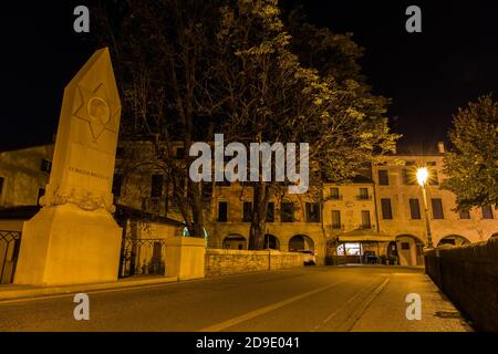 Denkmal auf Dante Brücke Ponte di Dante bei Nacht Treviso Italien Stockfoto