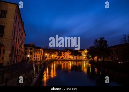 Malerischer Blick auf die Sile von der Universitätsbrücke Ponte dell'Universita mit Lichtreflexionen auf dem Wasser in der Nacht Treviso Italien Stockfoto