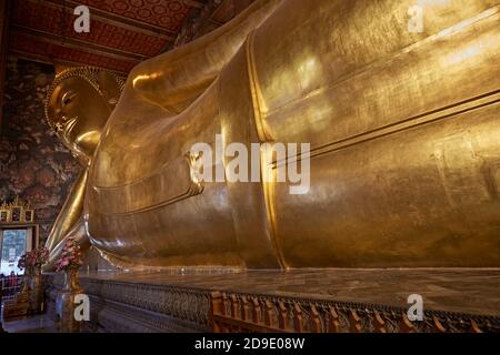 Bangkok, Thailand, März 2016. Nahaufnahme der Statue des liegenden Buddha im Wat Pho Tempel. Stockfoto