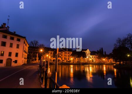 Malerischer Blick auf die Sile im Stadtzentrum Mit Lichtreflexionen auf dem Wasser in der Nacht Treviso Italien Stockfoto