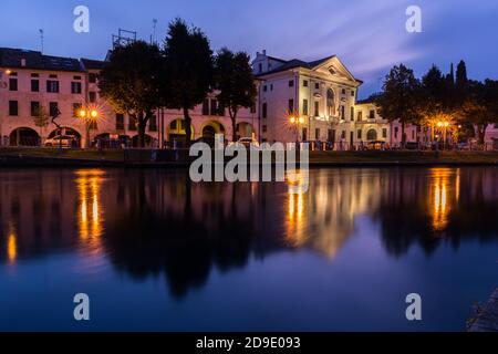 Malerischer Blick auf die Sile im Stadtzentrum Mit Lichtreflexionen auf dem Wasser in der Nacht Treviso Italien Stockfoto