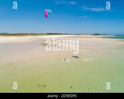 Kitesurfen am Strand „Plage des Trois Moutons“ in Lampaul Ploudalmezeau (Bretagne, Nordwestfrankreich). Kitesurfer und klares Wasser entlang der Br Stockfoto