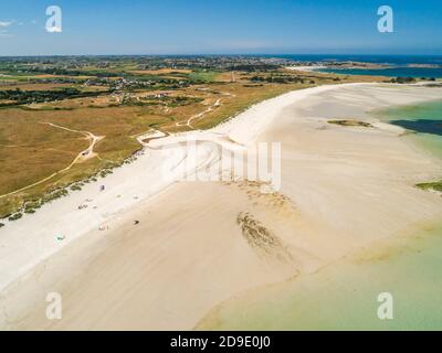 Lampaul Ploudalmezeau (Bretagne, Nordwestfrankreich): Luftaufnahme des Strandes „Plage des Trois Moutons“ Stockfoto