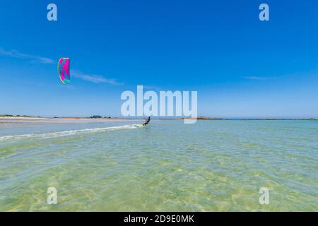 Kitesurfen am Strand „Plage des Trois Moutons“ in Lampaul Ploudalmezeau (Bretagne, Nordwestfrankreich). Kitesurfer und klares Wasser entlang der Br Stockfoto