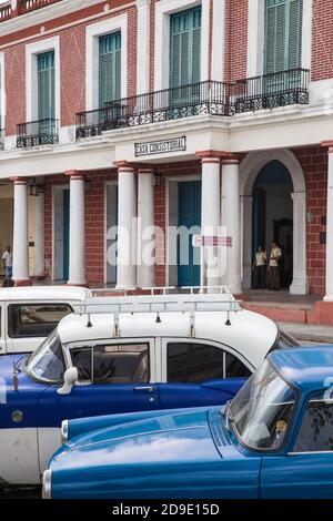 Kuba, Holguin, Klassische Oldtimer, die vor dem Casa Consistorial, derzeit dem Provinzmuseum, geparkt sind Stockfoto