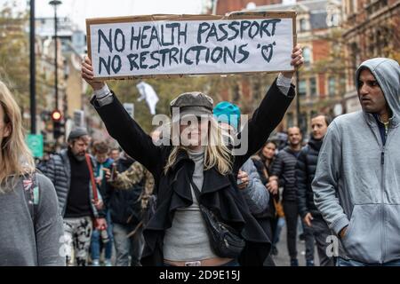 Anti-Lockdown-Protest gegen die jüngste Blockierung der Coronavirus-Pandemie durch die britische Regierung, um die Ausbreitung des Virus zu verlangsamen. Stockfoto