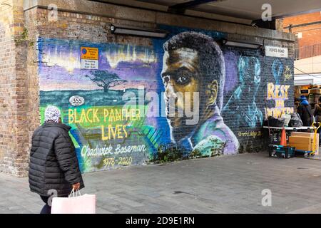 Buntes Tribute-Wandgemälde an den verstorbenen Schauspieler Chadwick Boseman auf der Pope's Road, Brixton, London, 4. November 2020 Stockfoto