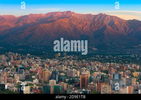 Panoramablick auf Providencia mit dem Los Andes Gebirge in Santiago de Chile, Südamerika Stockfoto