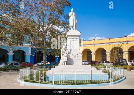 Cuba, Sancti Spiritus, Sancti Spiritus, Doktor Rijo, Statue von Doktor Rijo auf dem Platz vor dem Hotel Del Rijo Stockfoto