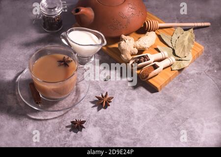 Masala Chai mit Gewürzen. Thai Kardamom, Ingwer, Nelken, Sternanis, Zimtstange, schwarze Pfefferkörner, Fenchelsamen, schwarzer Tee Stockfoto