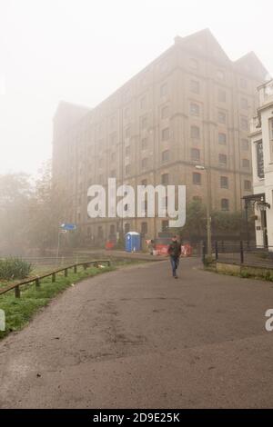 London, England, Großbritannien. November 2020. Ein nebliger Tag in Mortlake neben der ehemaligen Mortlake Brauerei © Benjamin John Stockfoto