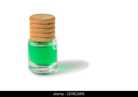 Nadelduft, grüne Luft in einer Glasflasche mit Holzstopfen. Isoliert auf weißem Hintergrund mit Schatten. Stockfoto