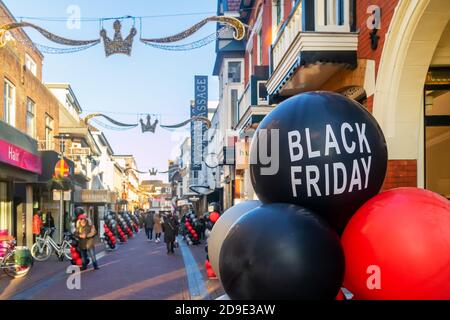 Apeldoorn, Niederlande - 11. November 2019: Schwarze Freitagsballons in einer Einkaufsstraße in der niederländischen Stadt Apeldoorn, Niederlande Stockfoto