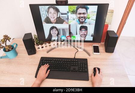 Frau Lehrerin mit einem Videoanruf mit multirassischen Studenten während Isolation Quarantäne - Gruppe von Menschen chatten online - Technologie Während der Coronavi Stockfoto