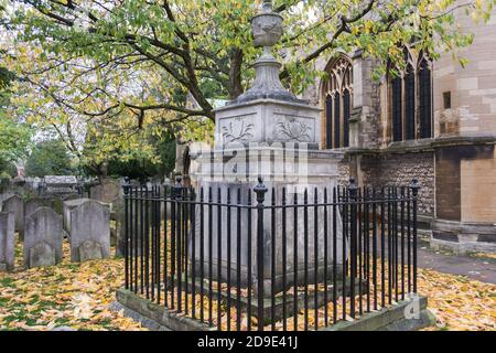 Das Grab von William Hogarth auf dem Friedhof der St. Nicholas' Parish Church in Chiswick, West London, Großbritannien Stockfoto