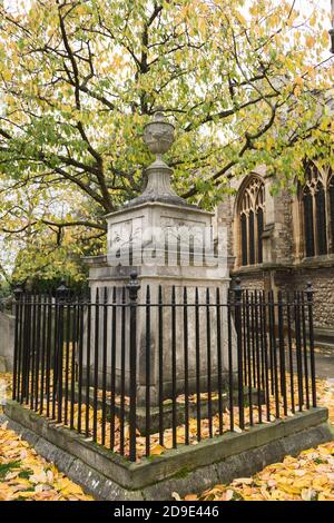 Das Grab von William Hogarth auf dem Friedhof der St. Nicholas' Parish Church in Chiswick, West London, Großbritannien Stockfoto