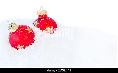 Weihnachtskomposition mit roten Kugeln und Schnee isoliert auf weißem Hintergrund. Weihnachten, Winter, Neujahr Konzept. Stockfoto