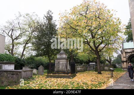 Das Grab von William Hogarth auf dem Friedhof der St. Nicholas' Parish Church in Chiswick, West London, Großbritannien Stockfoto