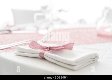 Festtisch. Teller und Besteck mit rosa Serviette auf weißem Hintergrund. Tabelle Einstellung. Hintergrund für Menü, Layout, Rezept Hintergrund, Lebensmittel flach legen. Stockfoto