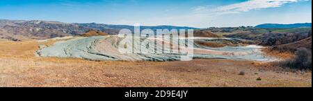 Panoramablick auf einen großen aktiven Schlammvulkan Stockfoto