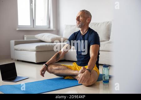 Entspannter Mann, der in einer Lotusposition sitzt Stockfoto