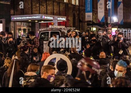 New York, Usa. November 2020. Demonstranten der schwarzen Live-Materie blockieren die Kreuzung von 14 Street und 2 Avenue, während Aktivisten während des Zusammenstoßes mit der Polizei der NYPD eine Rede halten.viele Gruppen von Demonstranten der schwarzen Live-Materie marschierten am 4. November durch die Straßen Manhattans und forderten, die Polizei zu definanzieren. NYPD Polizeibeamte kolonierten mit den Demonstranten und nahmen mehrere Verhaftungen vor. Kredit: SOPA Images Limited/Alamy Live Nachrichten Stockfoto