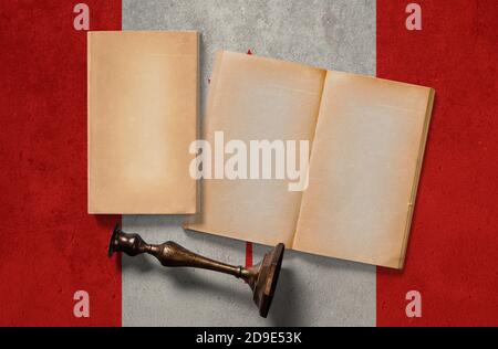 Kanada vintage historischen Konzept. Retro-Bastelpapiere und alte hölzerne Kerzenständer auf nationaler Flagge Wand Hintergrund. Stockfoto