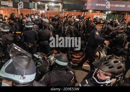 New York, Usa. November 2020. NYPD Polizeibeamte treffen auf dem Union Square auf schwarze Demonstranten.viele Gruppen von Black Live Matter Demonstranten marschierten am 4. November durch die Straßen von Manhattan und forderten, die Polizei zu definanzieren. NYPD Polizeibeamte kolonierten mit den Demonstranten und nahmen mehrere Verhaftungen vor. Kredit: SOPA Images Limited/Alamy Live Nachrichten Stockfoto